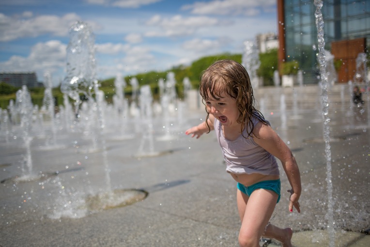 Canon 35mm f/2.0 IS - Girl running in Paris fountains